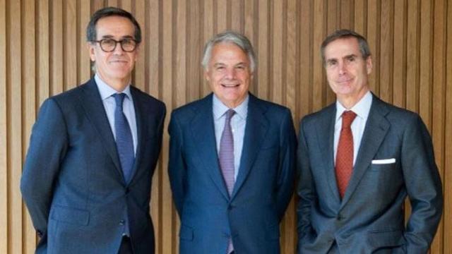Alfonso Gil, consejero delegado de Alantra Wealth Management, Ignacio Garralda, presidente del Grupo Mutua, y Santiago Eguidazu, presidente de Alantra / MUTUA