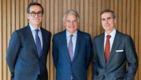 Alfonso Gil, consejero delegado de Alantra Wealth Management, Ignacio Garralda, presidente del Grupo Mutua, y Santiago Eguidazu, presidente de Alantra / MUTUA