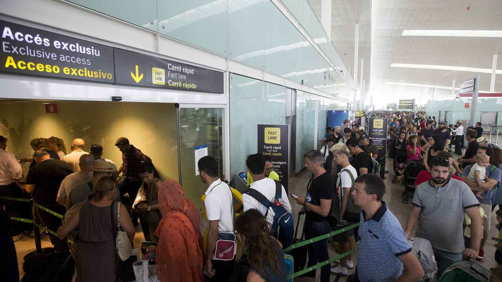 Colas en el Aeropuerto del Barcelona-El Prat / EFE