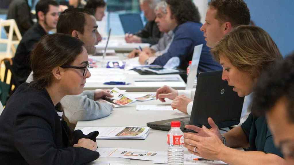 Jóvenes en una feria de empleo donde empresas y universidades se ponen en contacto, en una imagen de archivo / EFE