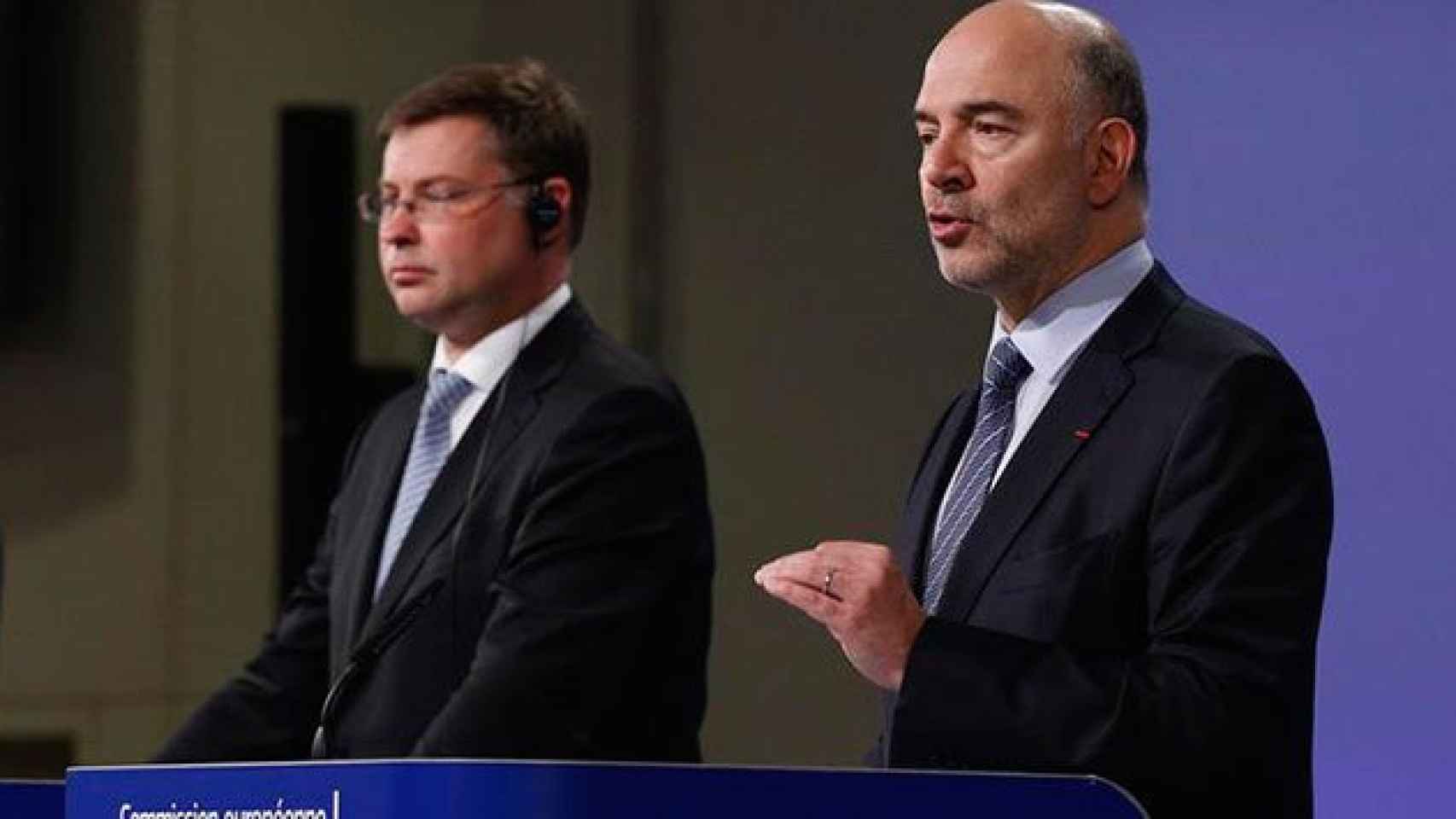 El comisario de Asuntos Económicos Pierre Moscovici (d), y el vicepresidente para el Euro, Valdis Dombrovskis, en la presentación del dictamen sobre España y Portugal.