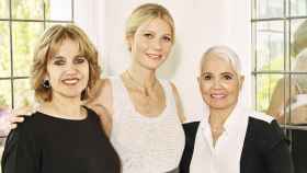 Gwyneth Paltrow  (centro), con Rosa Tous (d) y Rosa Oriol (i), fundadora de Tous.