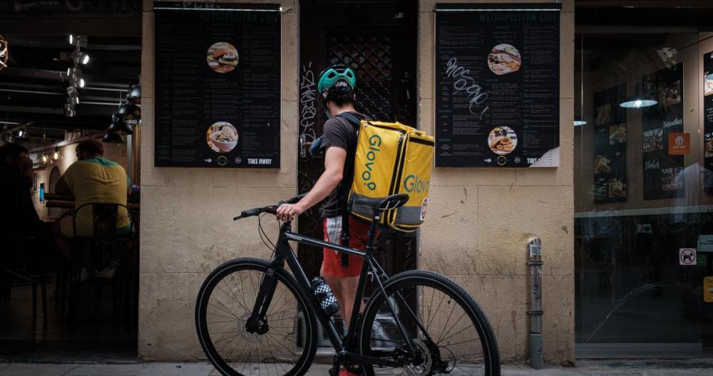 Un rider de Glovo entregando un pedido / PABLO MIRANZO