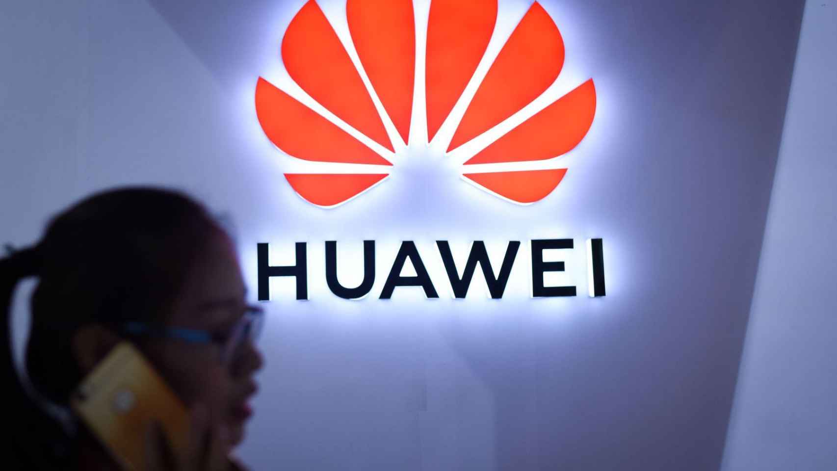 Una usuaria usando un móvil de Huawei / EFE