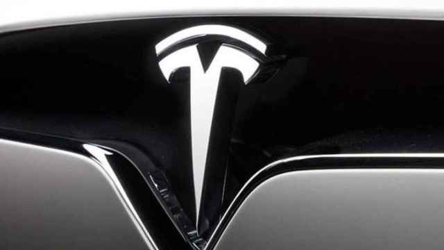 El logo de la firma de automóviles estadounidense Tesla / EP
