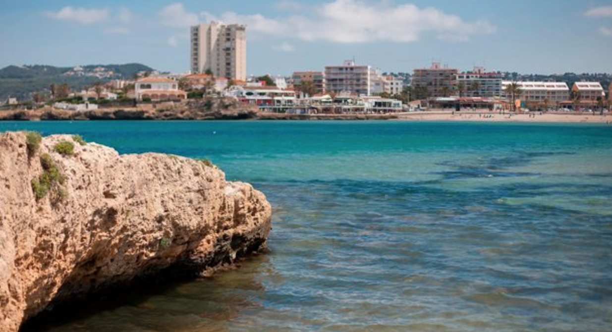 Detalle de las aguas turquesas en la Playa del Arenal en Jávea / EL MUNDO