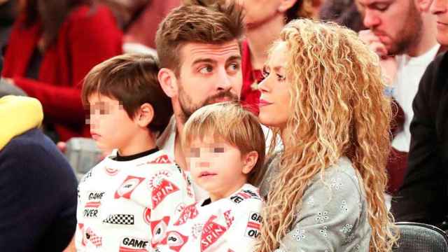 Gerard Piqué y Shakira con sus dos hijos / EP