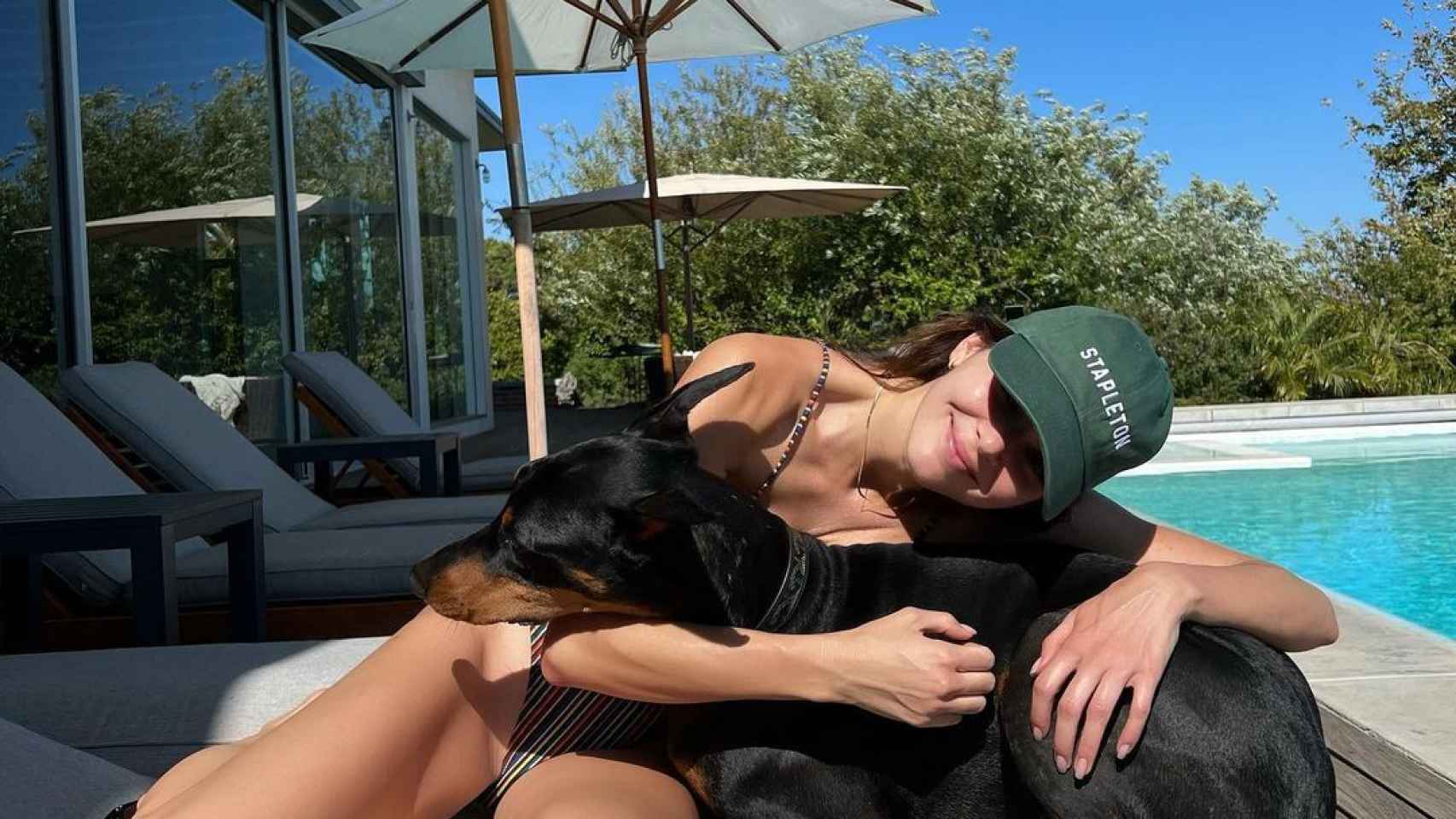 Kendall Jenner con un perro / INSTAGRAM