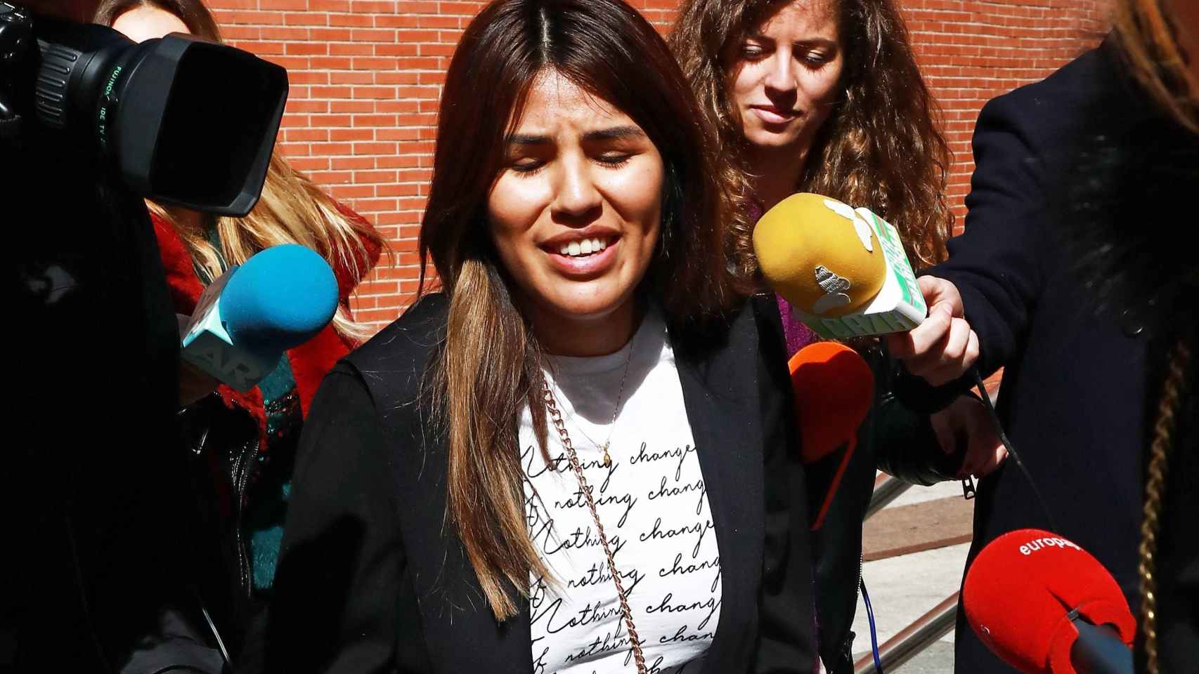 Isa P, la hija menor de Isabel Pantoja, atiende a los medios de comunicación / EP