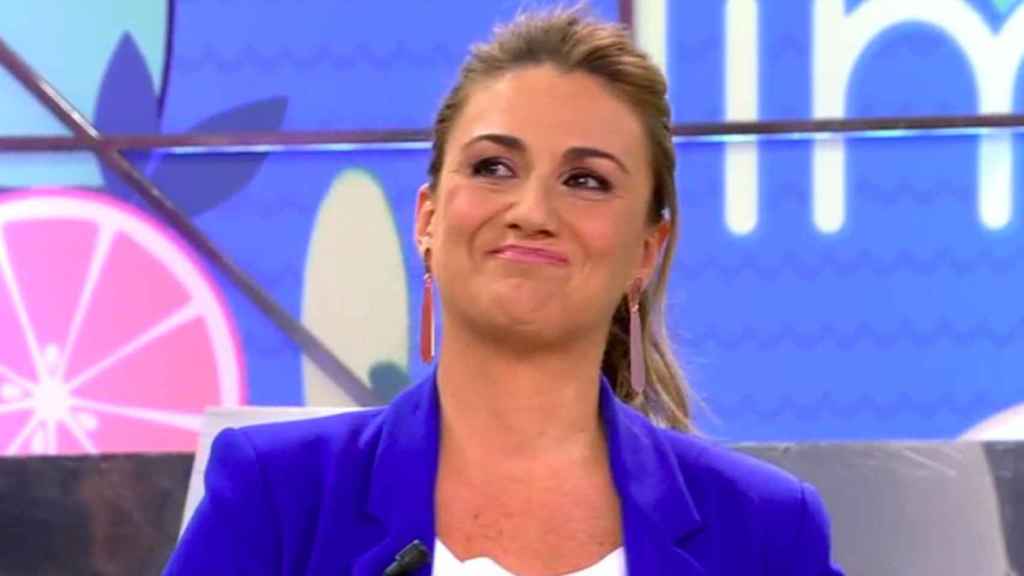 Carlota Corredera sale a la calle y no se protege las manos ante el covid-19 / MEDIASET