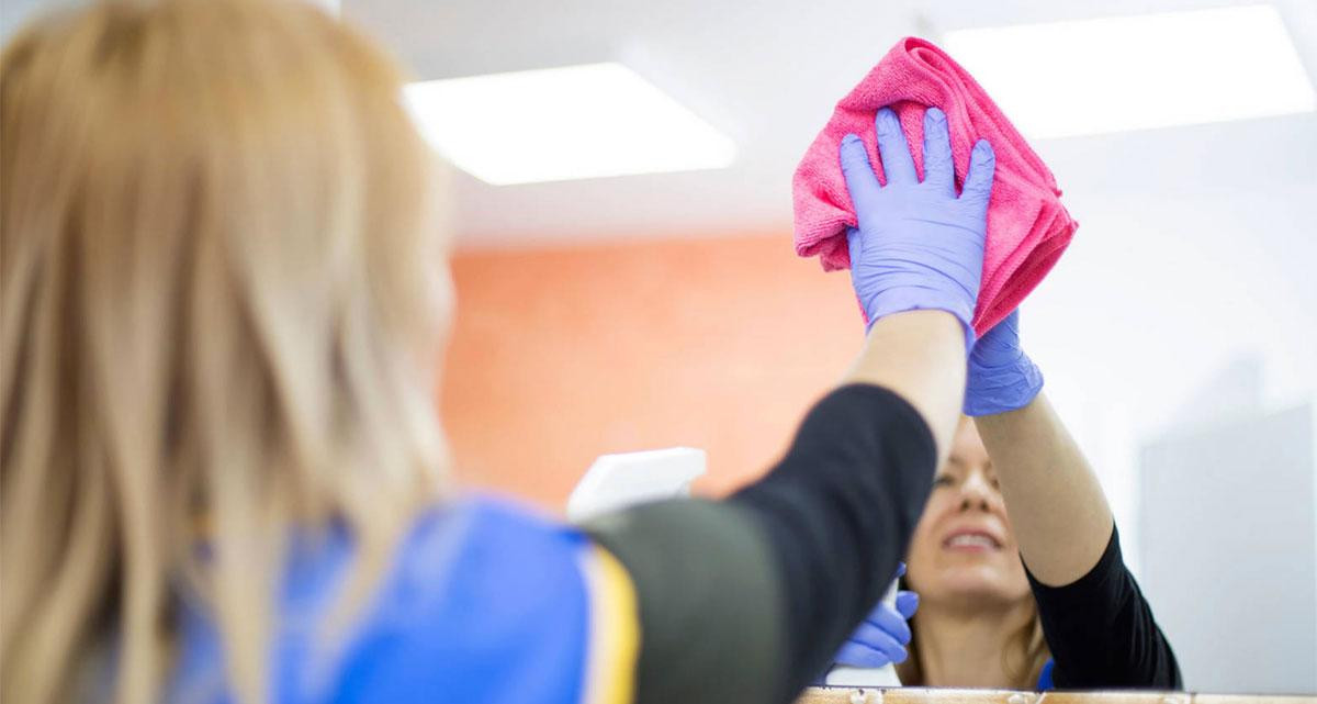 Una mujer ejerce un trabajo de limpieza en un domicilio / EFE