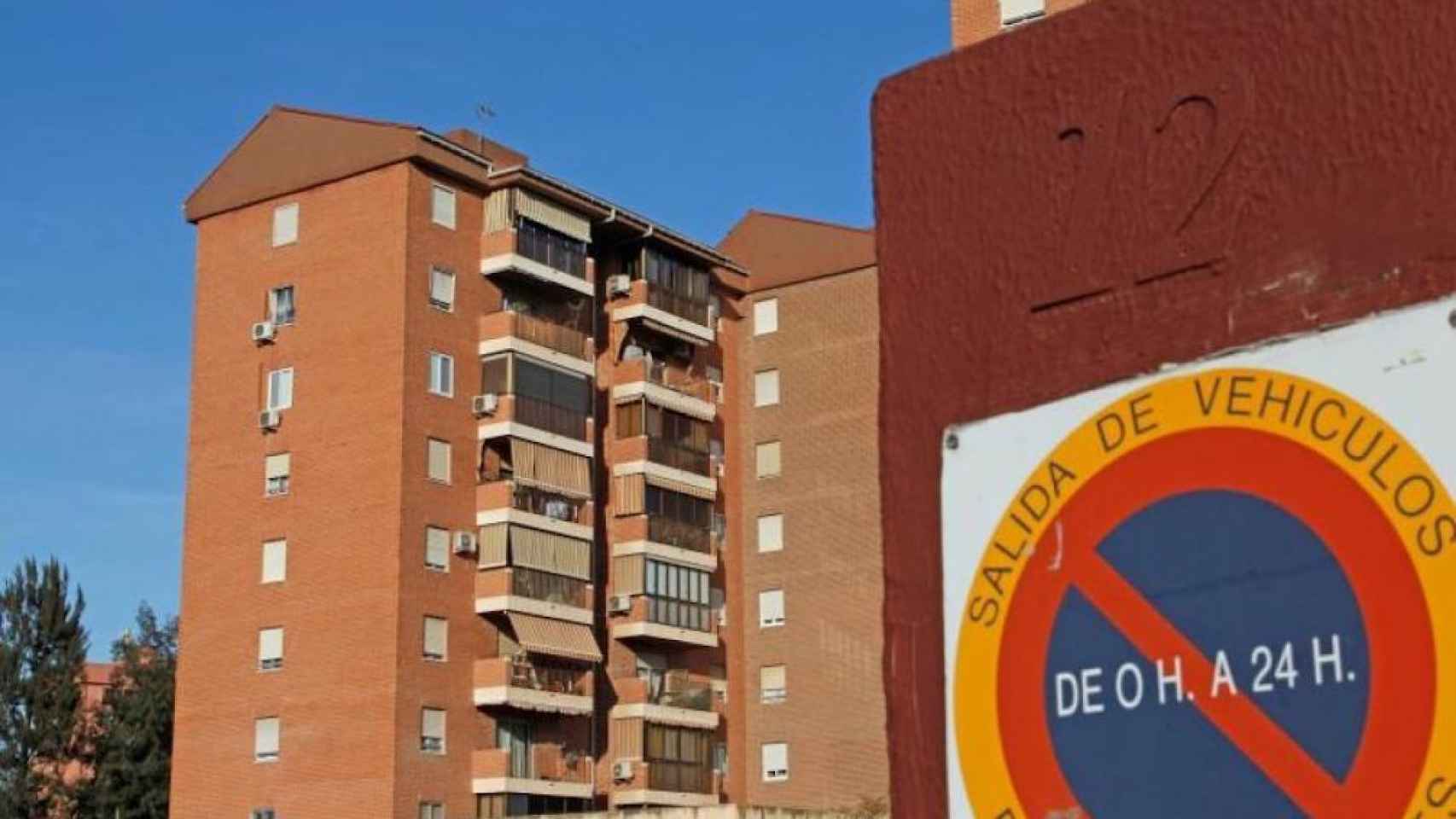 Una foto del edificio donde el hombre asestó 20 puñaladas a su vecina / EFE