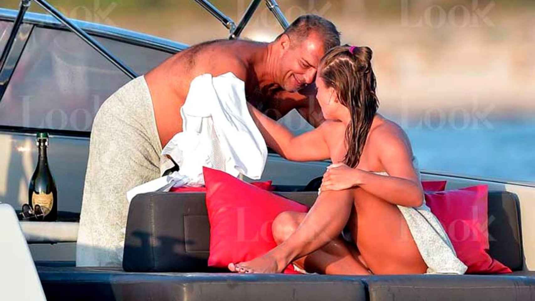 Joan Laporta, con una rubia de vacaciones | REDES