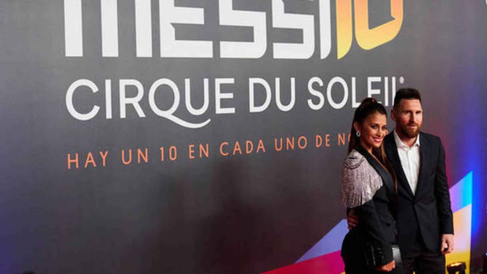 Messi y Antonella Roccuzzo en el photocall de Messi10