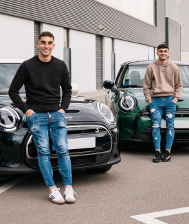 Pedri y Ferran Torres reciben un coche nuevo en el Godó