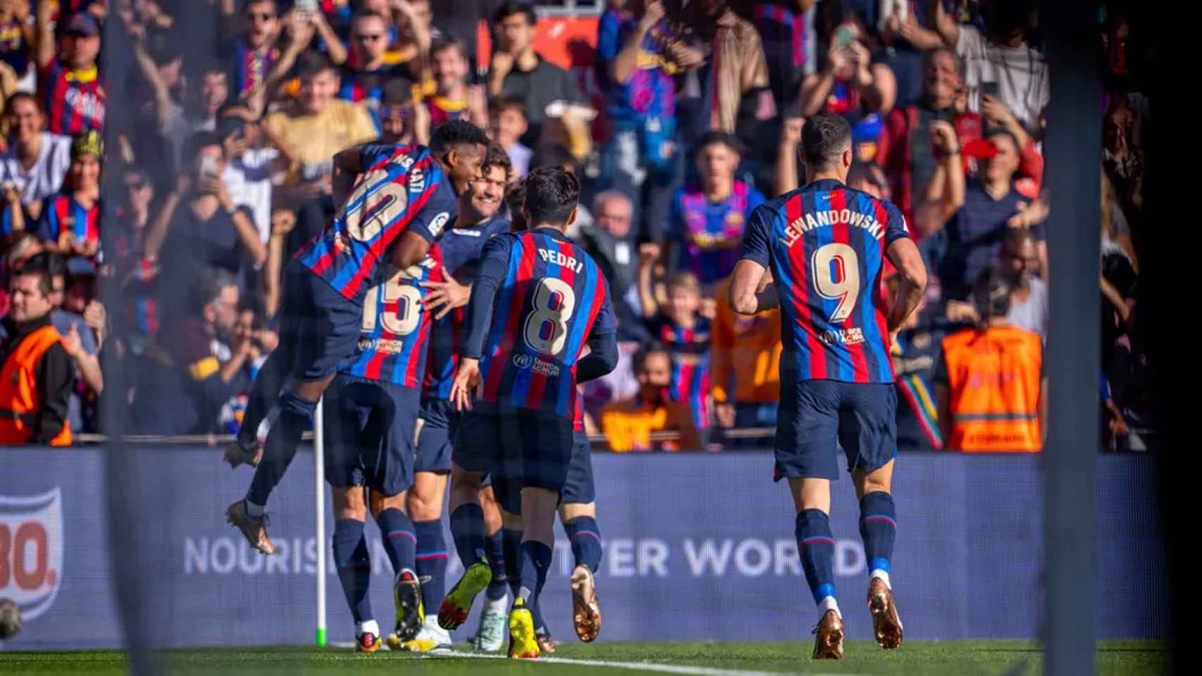 El abrazo entre los jugadores del Barça tras el gol de Marcos Alonso en el derbi FCB