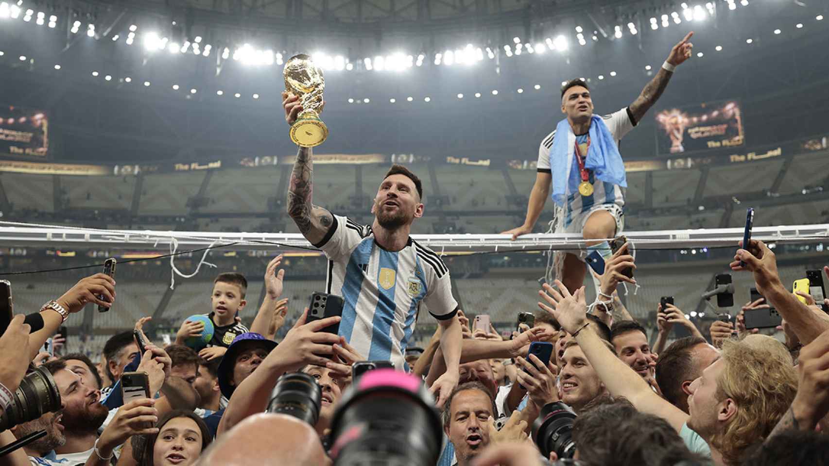 Messi festeja con Argentina el título del Mundial de Qatar / EFE