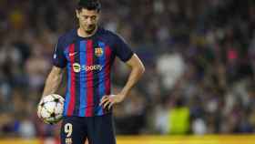 Robert Lewandowski, durante el Barça-Sevilla en el Camp Nou / EFE