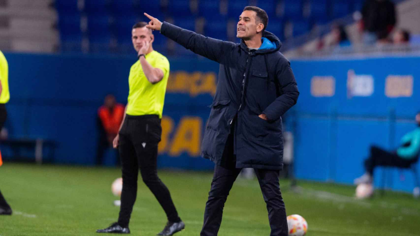 Rafa Márquez da instrucciones durante el partido del Barça B contra el Bilbao Athletic / FCB