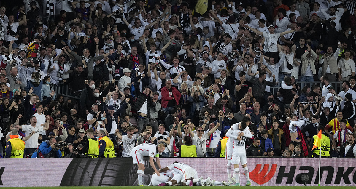 La invasión de hinchas del Eintrach de Frankfurt en el Camp Nou / EFE