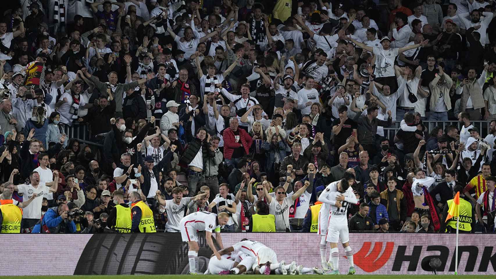 La invasión de hinchas del Eintrach de Frankfurt en el Camp Nou / EFE