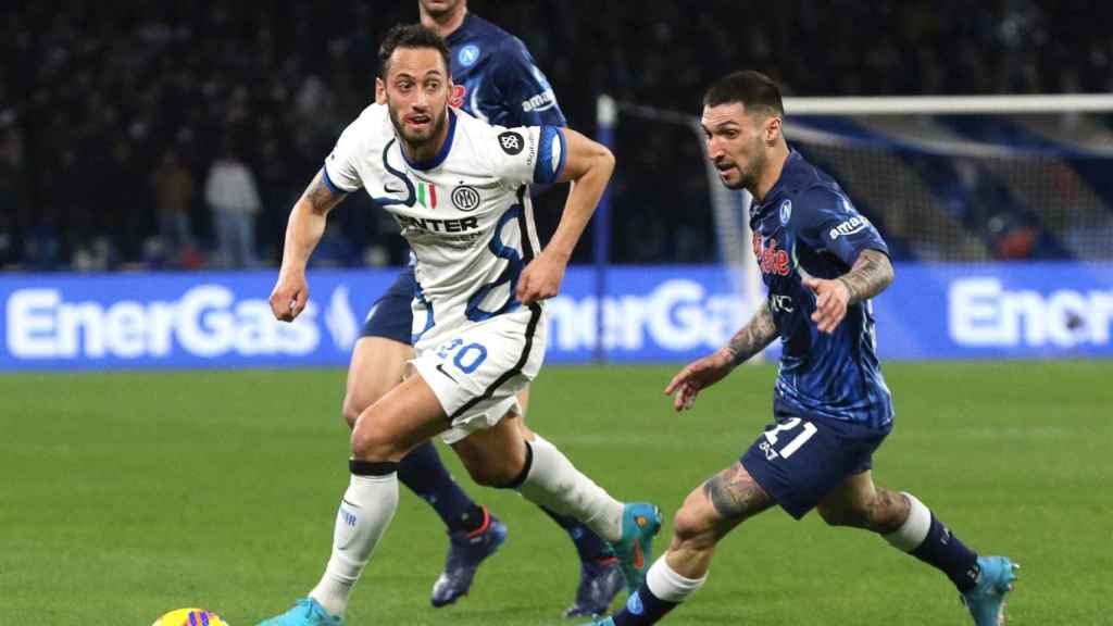 Politano, de azul, durante el Nápoles-Inter del pasado sábado, es una baja inesperada para el partido contra el Barça de la Europa League / EFE