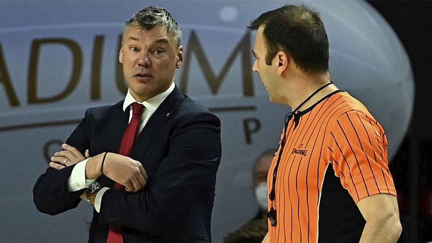 Jasikevicius, hablando con el árbitro, en el Madrid Barça de la Liga Endesa / EFE