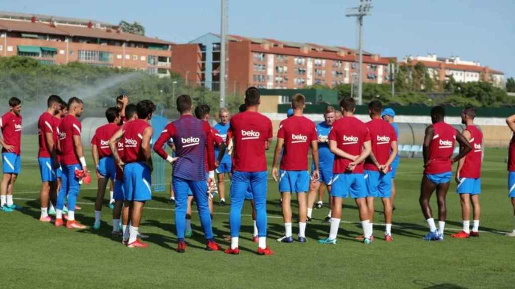 Ronald Koeman hablando con sus jugadores en la previa ante el Nàstic / FC Barcelona