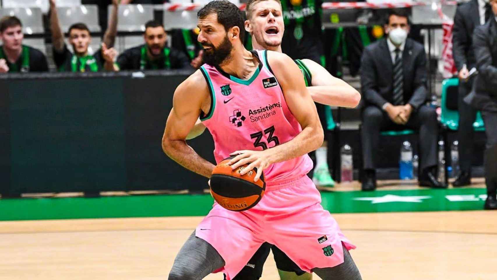 Mirotic contra la Penya / EFE