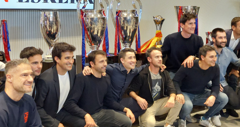 Bojan Krkic, junto a varios amigos, en una foto con todos sus trofeos obtenidos en el Barça / ÁNGEL ÁLVAREZ