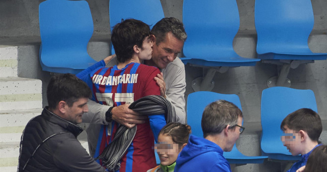 Pablo Urdangarin besa a su padre, Iñaki Urdangarin, tras ganar la Liga Asobal / EFE