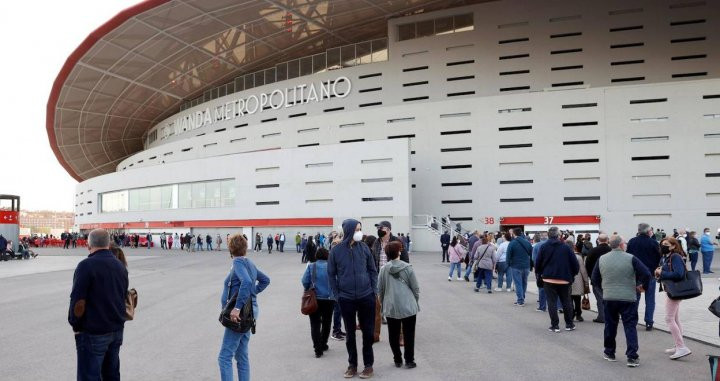 Colas para ser vacunados en el Wanda Metropolitano / EFE