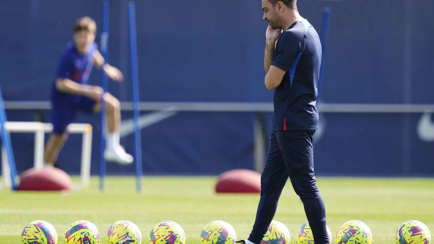 Xavi Hernández, pensativo durante una sesión de entrenamiento del Barça / EFE