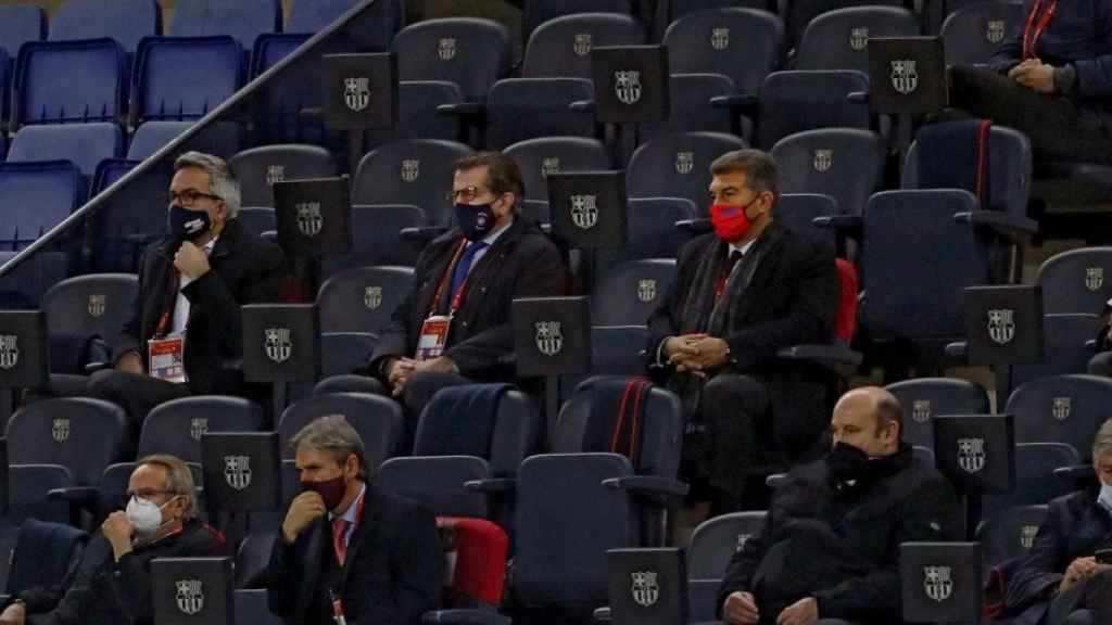 Víctor Font, Toni Freixa y Laporta en el palco del Camp Nou / EFE