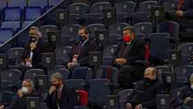 Víctor Font, Toni Freixa y Laporta en el palco del Camp Nou / EFE