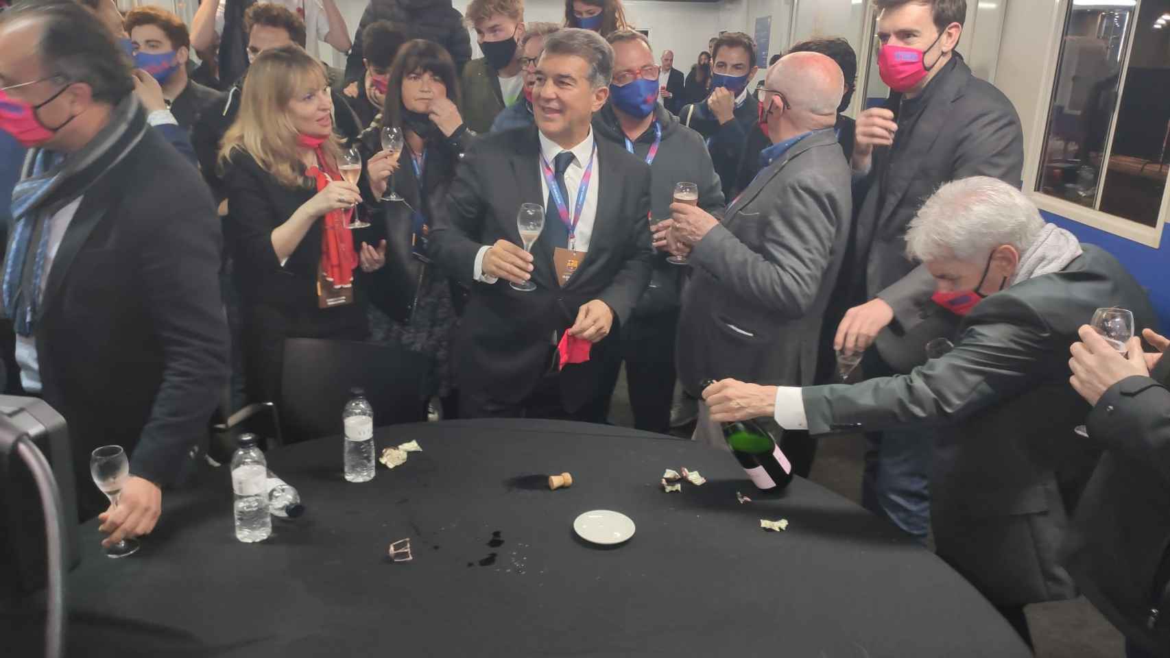 Joan Laporta celebra con cava su regreso a la presidencia del Barça / ESTIMEM EL BARÇA