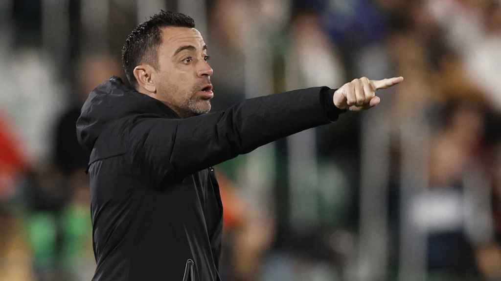 Xavi indicaciones a sus jugadores durante el partido contra el Elche / EFE