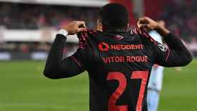 Vitor Roque, celebrando un gol con la camiseta del Athletico Paranaense / REDES