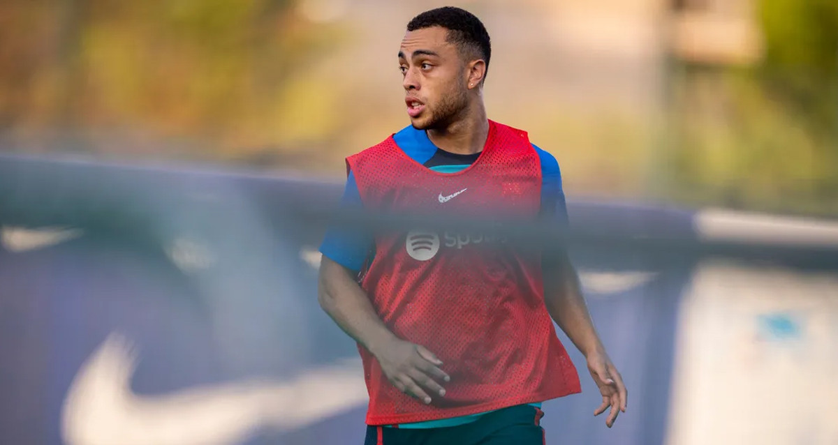 Sergiño Dest, en uno de los entrenamientos del Barça de Xavi / FCB