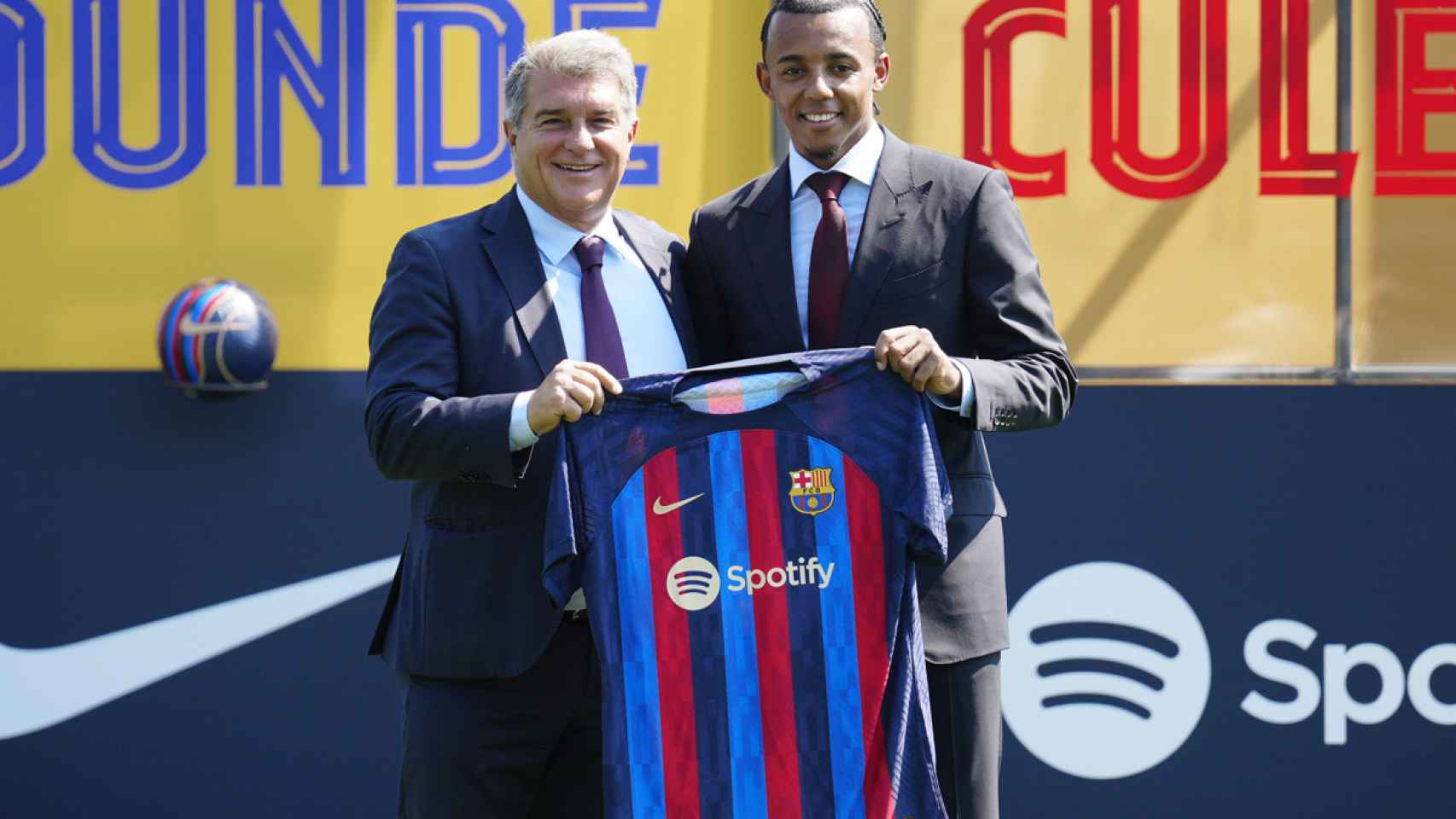 Jules Koundé y Joan Laporta, sonrientes durante la presentación / EFE