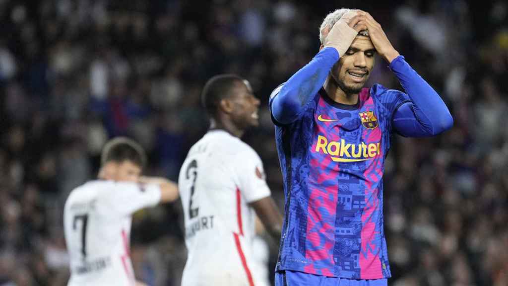 Ronald Araujo, con las manos a la cabeza, tras la eliminación del Barça en la Europa League / EFE