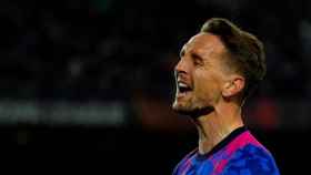 Luuk de Jong se lamenta al fallar una ocasión en el Barça-Nápoles / EFE