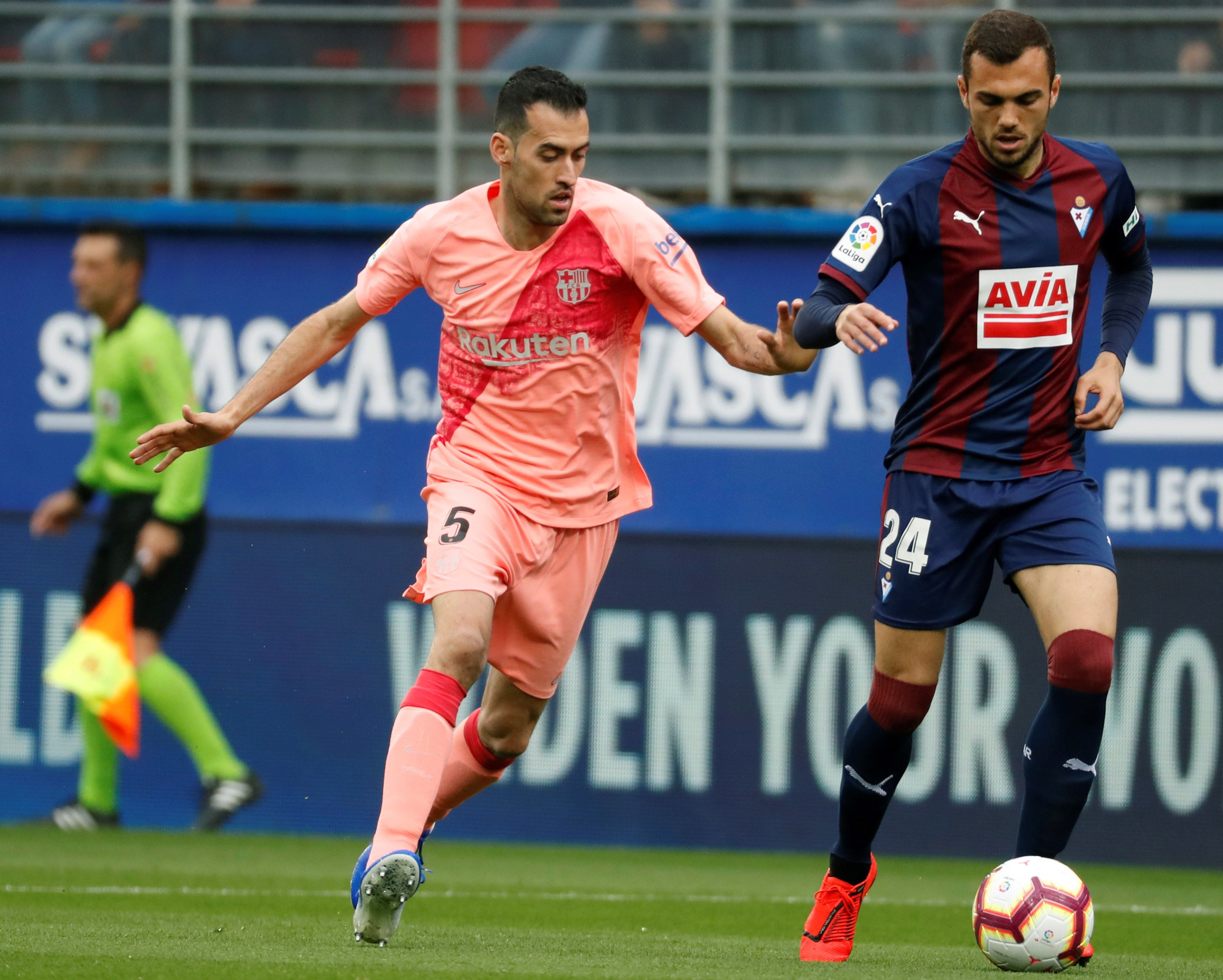 Busquets disputa un balón con Joan Jordán en el encuentro frente al Eibar / EFE