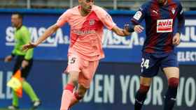 Busquets disputa un balón con Joan Jordán en el encuentro frente al Eibar / EFE