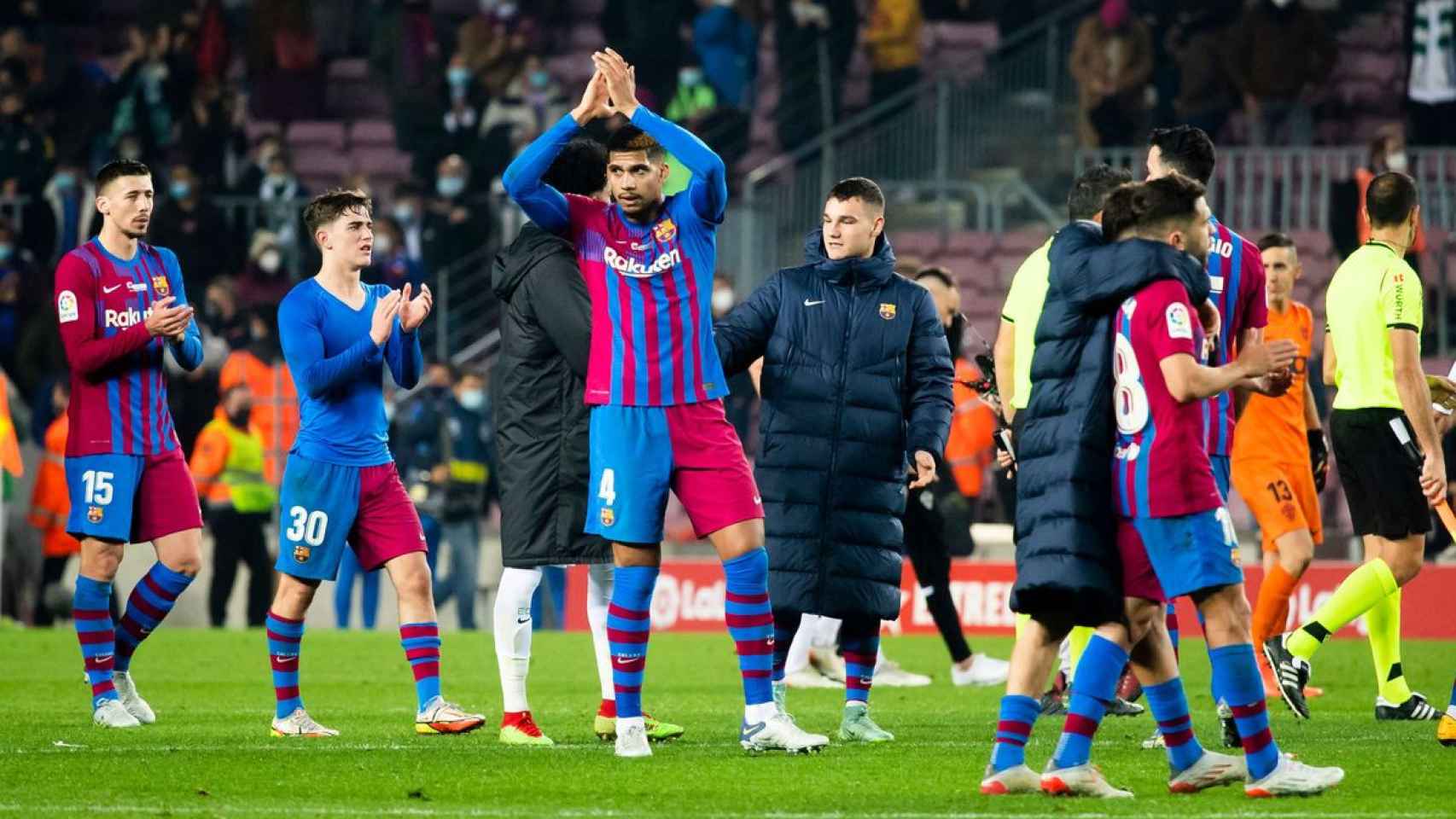 Araújo con el resto de jugadores del Barça FCB