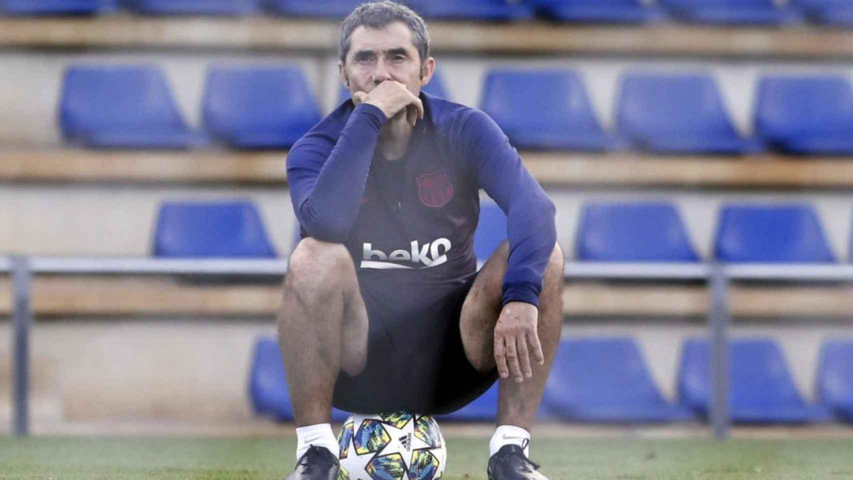 Una foto de Ernesto Valverde durante un entrenamiento del Barça / FCB