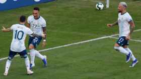 Leo Messi celebra un gol con Lautaro Martínez / EFE