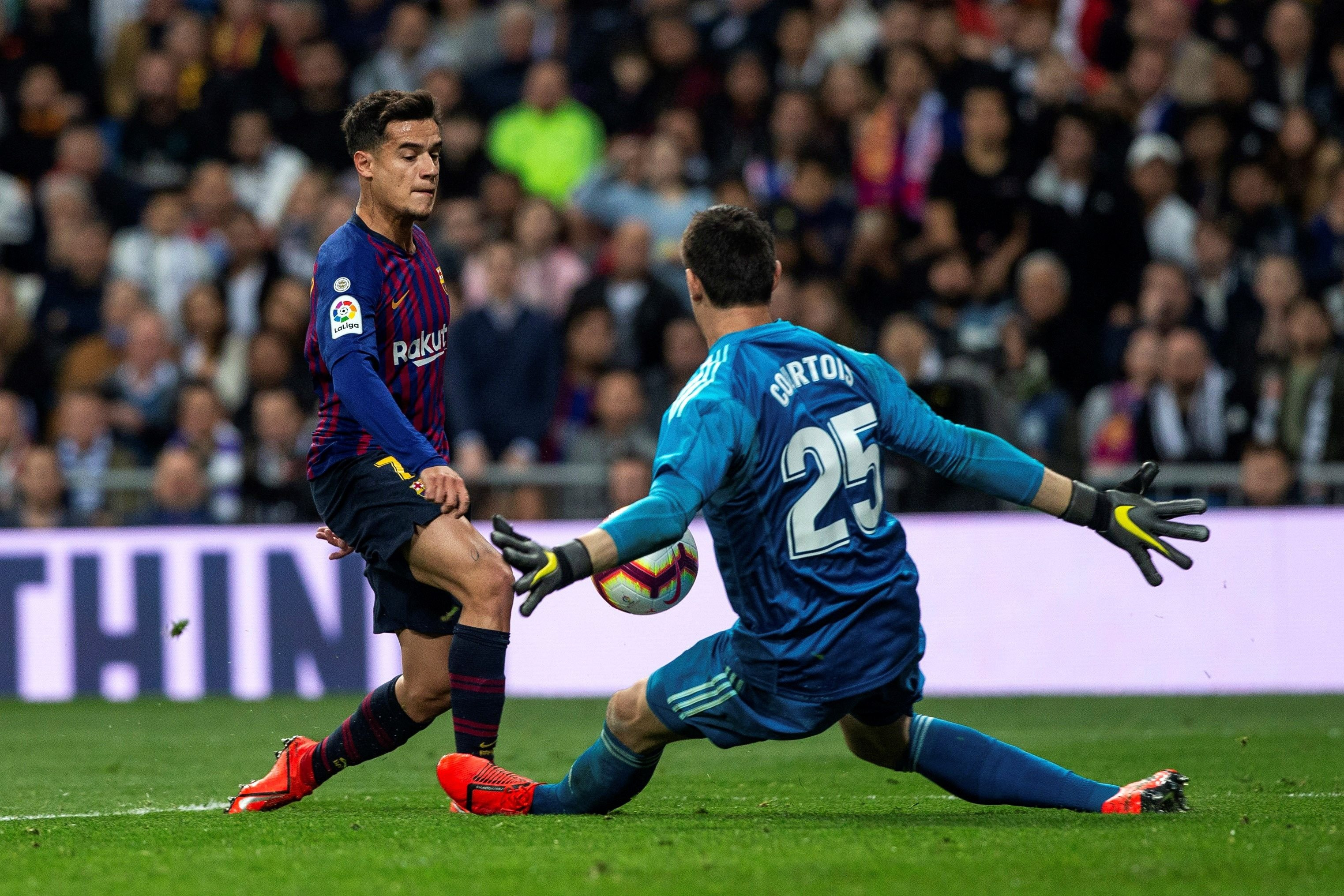 Una foto de Philippe Coutinho durante el clásico / EFE