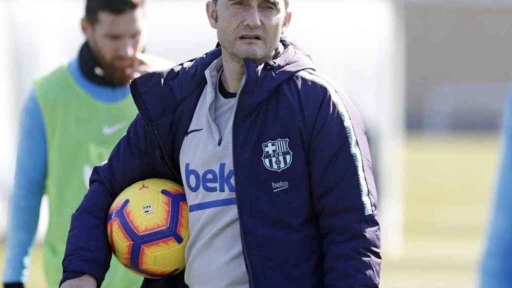 Una foto de Ernesto Valverde durante un entrenamiento del Barça / FCB