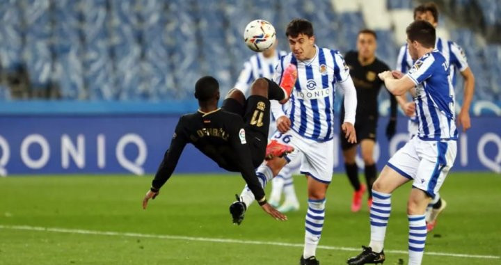 Ousmane Dembelé intentando una 'chilena' ante la Real Sociedad en Anoeta / FCB